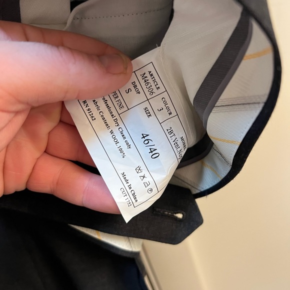 Grey suit worn once. Drycleaned, size in pictures - Picture 3 of 5